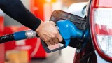 Motoristi tankujú lacnejší benzín a naftu