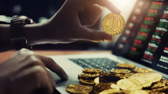 Bitcoin treba predať, tvrdí známy kritik