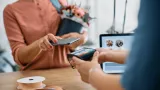 Nové pravidlá bezhotovostných platieb hnevajú podnikateľov
