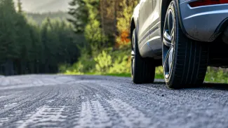 Cestári položili prvú vrstvu asfaltu