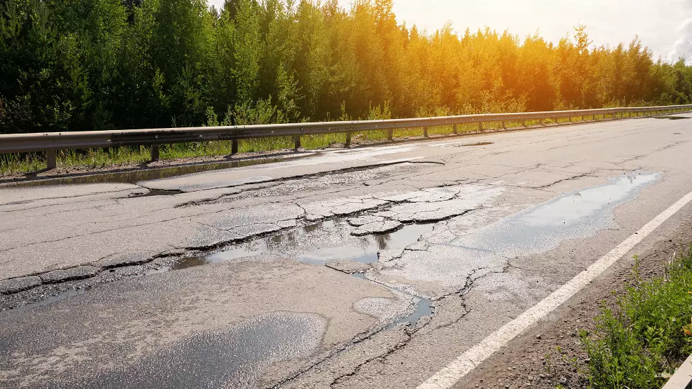 Elektromobily viac opotrebúvajú cesty