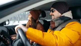 Nosenie bundy v aute je nebezpečné