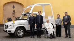 Pápež má nový papamobil