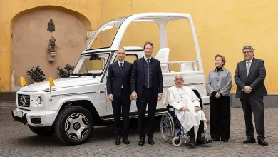 Pápež má nový papamobil