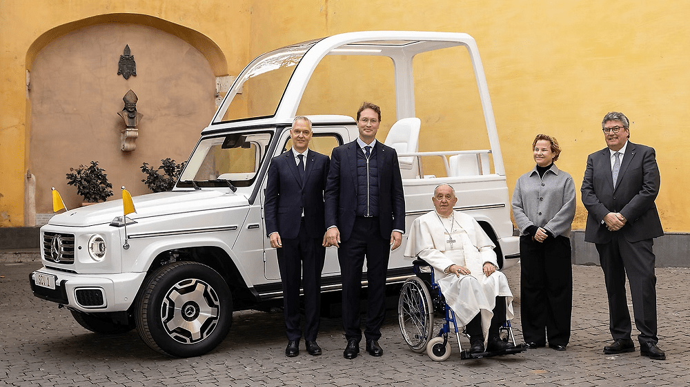 Pápež má nový papamobil