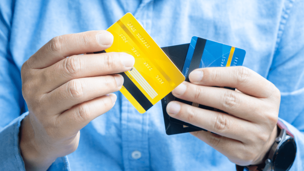 Slováci prichádzajú o peniaze na bežných účtoch