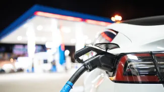 Slovenskí motoristi tankujú lacnejšie ako vlani