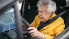 Seniori za volantom budú podliehať prísnejším pravidlám