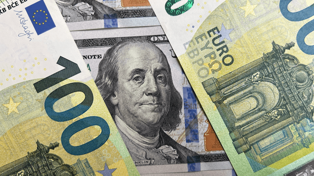 Dolár oslabuje voči euru