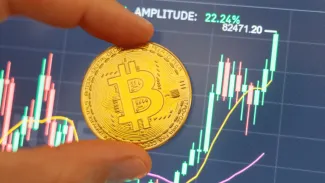 Bitcoin tvorí symetrický trojuholník