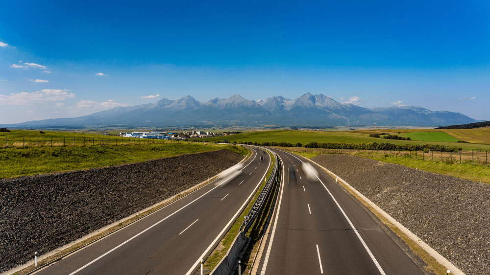 Ministerstvo plánuje do konca roka odovzdať šesť diaľničných úsekov