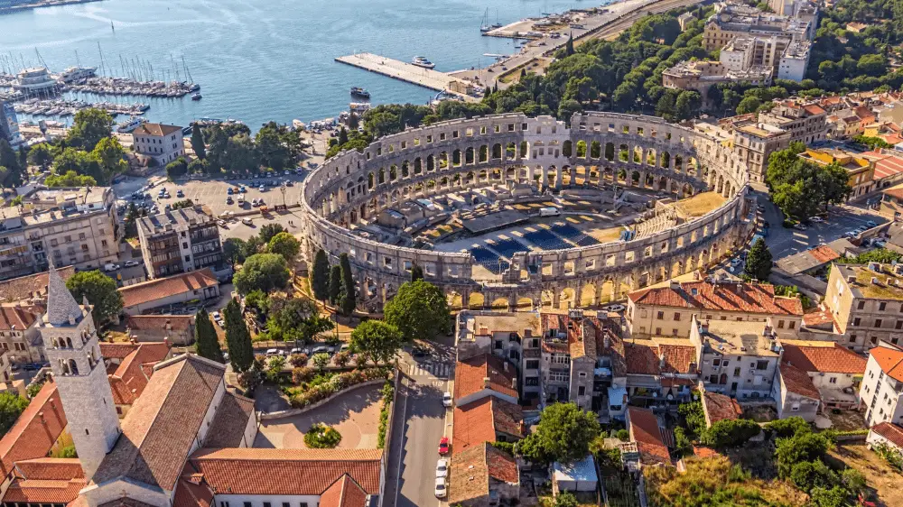 Pula nežije len cez deň, ale aj v noci