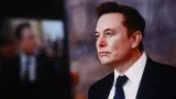 Satoshi Nakamoto dýcha na chrbát miliardárom