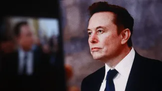 Satoshi Nakamoto dýcha na chrbát miliardárom