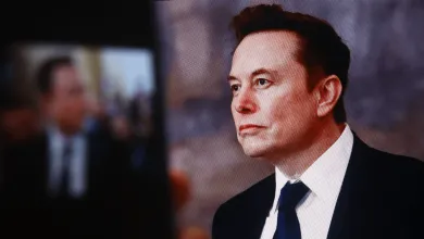 Satoshi Nakamoto dýcha na chrbát miliardárom