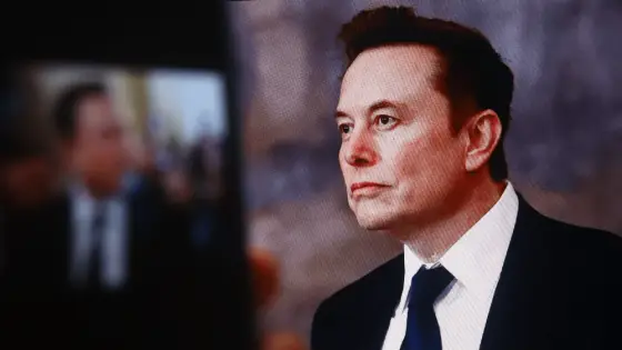Satoshi Nakamoto dýcha na chrbát miliardárom