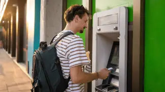 Bankomaty v zahraničí účtujú poplatky navyše