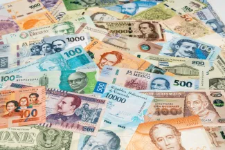 Existuje približne 180 mien