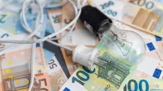 Slovenské domácnosti a firmy zaplatia za elektrinu menej