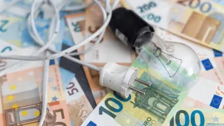 Slovenské domácnosti a firmy zaplatia za elektrinu menej