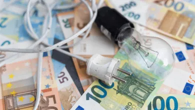 Slovenské domácnosti a firmy zaplatia za elektrinu menej