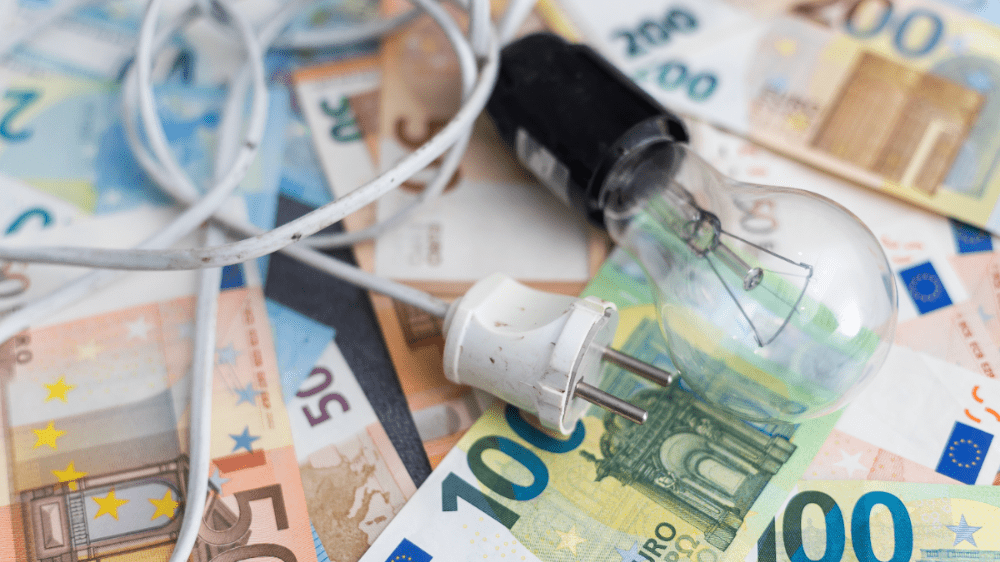 Slovenské domácnosti a firmy zaplatia za elektrinu menej