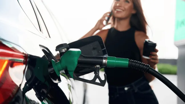 Motoristov čaká lacnejšie tankovanie