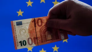 Brusel debatuje, fabriky platia