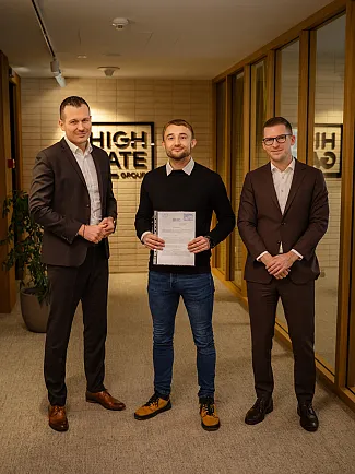 Jakub Kudravy a zástupcovia Highgate pri prevzatí licencie