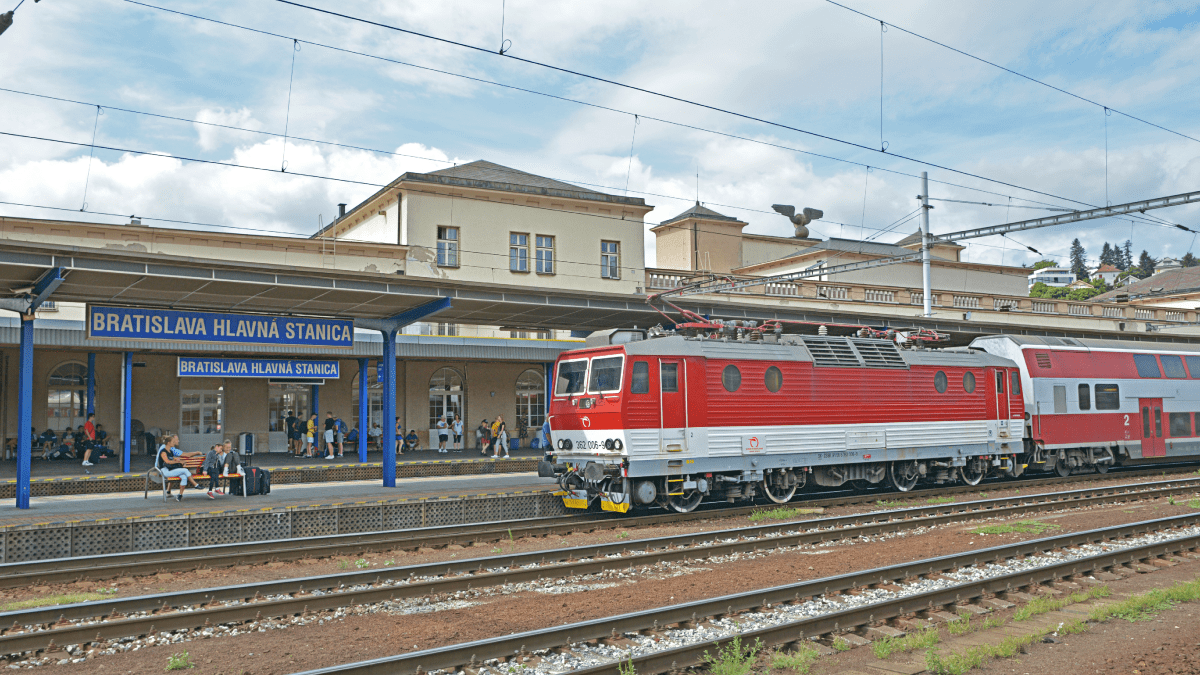 ZSSK v roku 2025 menila železnicu od základov