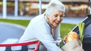 Seniori môžu nakupovať so zľavou