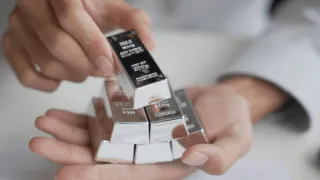 Striebro padlo o 40 %