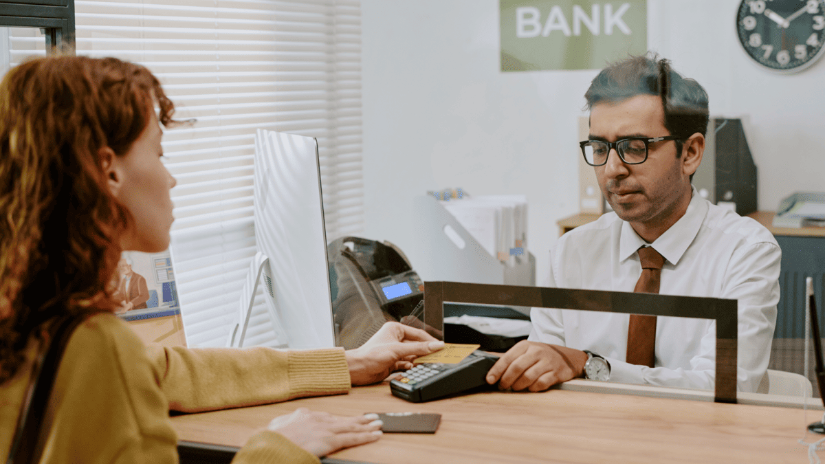 Banka spravuje peniaze takmer polovice Slovákov