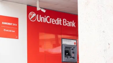 Banka upozorňuje aj na mesačné poplatky