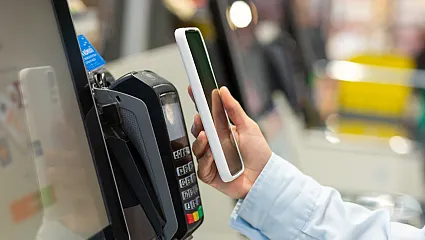 Hotovosť nekončí, ale ustupuje