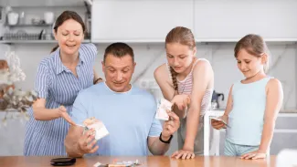 Materská dávka sa má rozšíriť aj rozdeliť