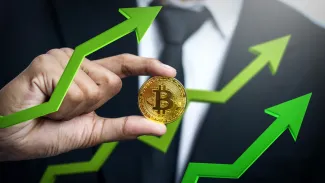 Bitcoin útočí na 80 000 dolárov