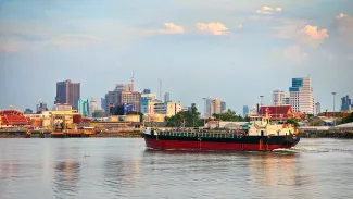 Hormuzský prieliv sa uzatvára