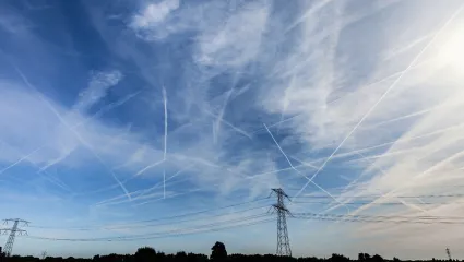 Slov&aacute;ci veria te&oacute;rii o chemtrails