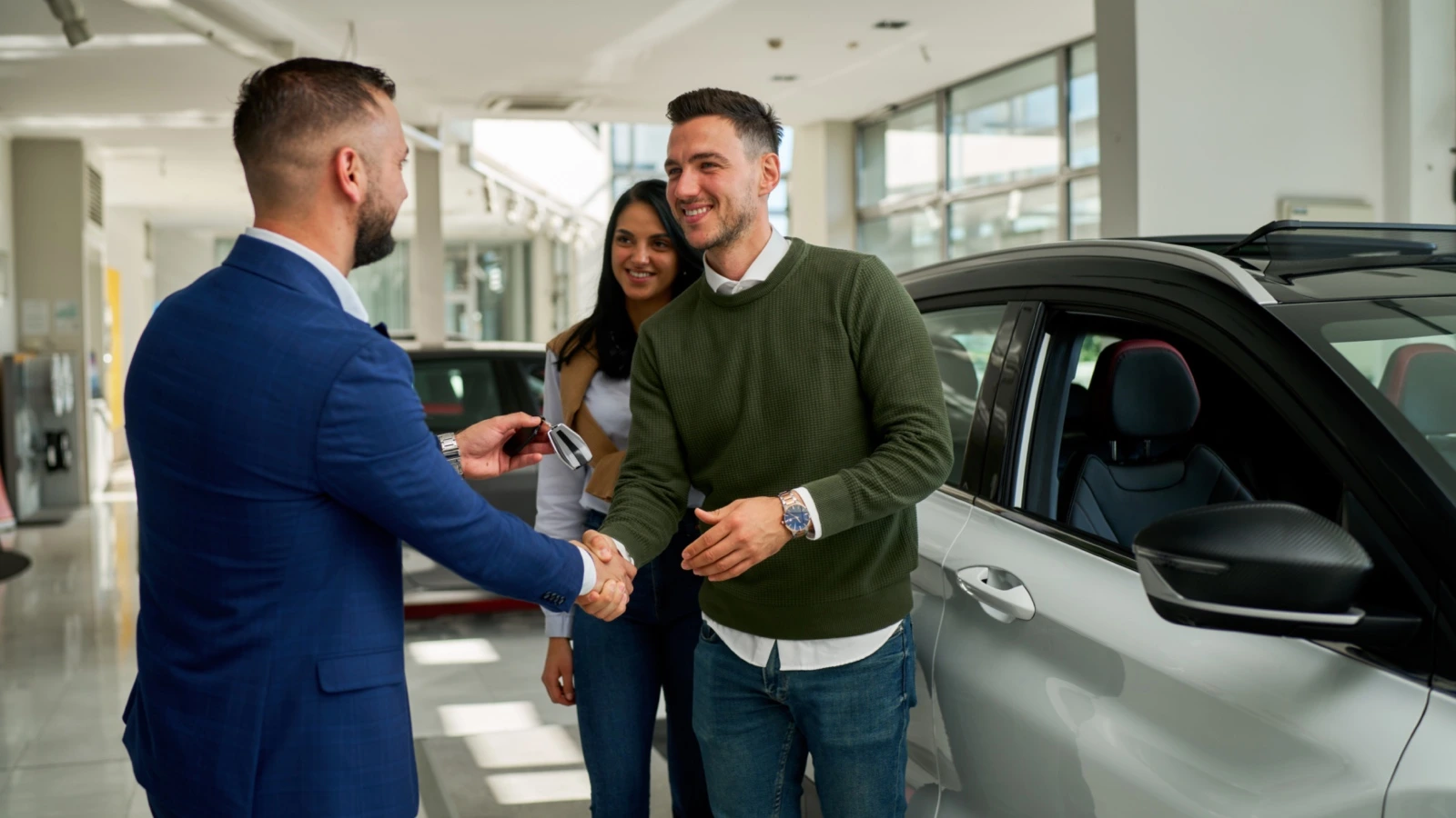 Auto stojí Slovákov najviac po bývaní