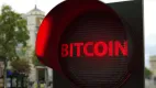 Bitcoin padá pod 73 000 dolárov
