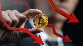 Bitcoin padá pod 77 000 dolárov