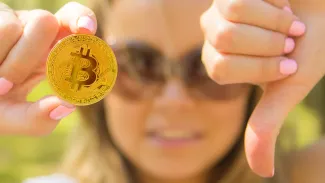 Bitcoin padol pod 77 000 dolárov