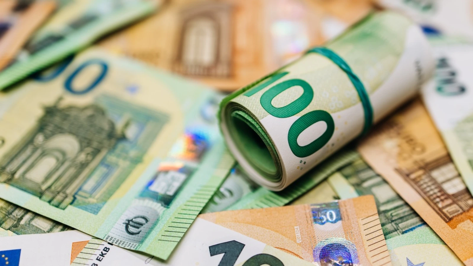 Slovensko míňa viac než pred rokom