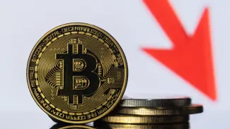 Bitcoin klesol na 59 000 dolárov