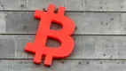 Bitcoin padol na 65 300 dolárov