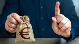 Splácanie dlhov verzus investovanie