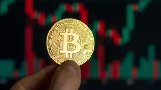 Bitcoin stúpol na 64 000 dolárov