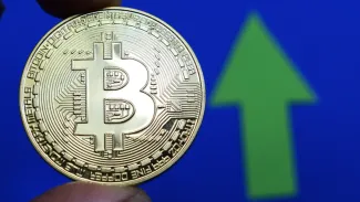 Bitcoin stúpol na 64 800 dolárov