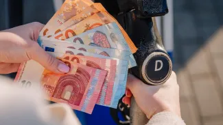 Ropa zdražuje a poháňa infláciu